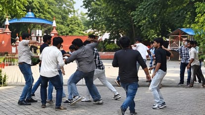 मेरठ कॉलेज में मारपीट करते छात्र।