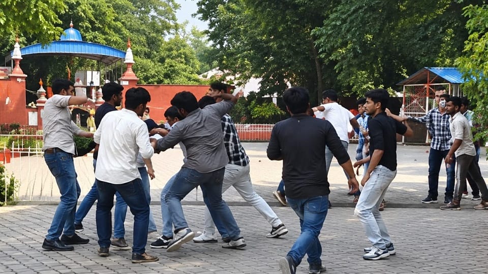 Meerut: Two student groups clashed at Meerut College right in front of the police; kicks, punches