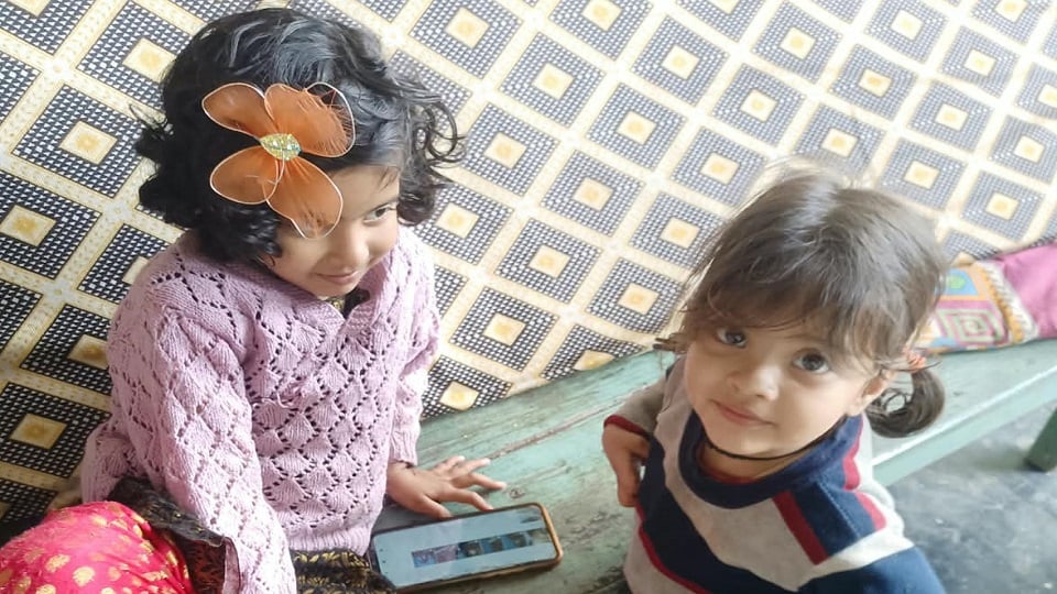 मृतका नीमा जोशी की बेटियां लक्ष्मी और खुशी।