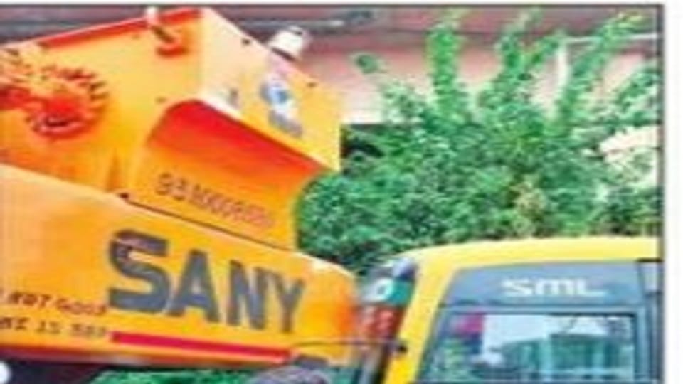 Metro Crane Hits DPS Bus Carrying 28 Employees at Water Works, Windscreen Shattered, Agra UP