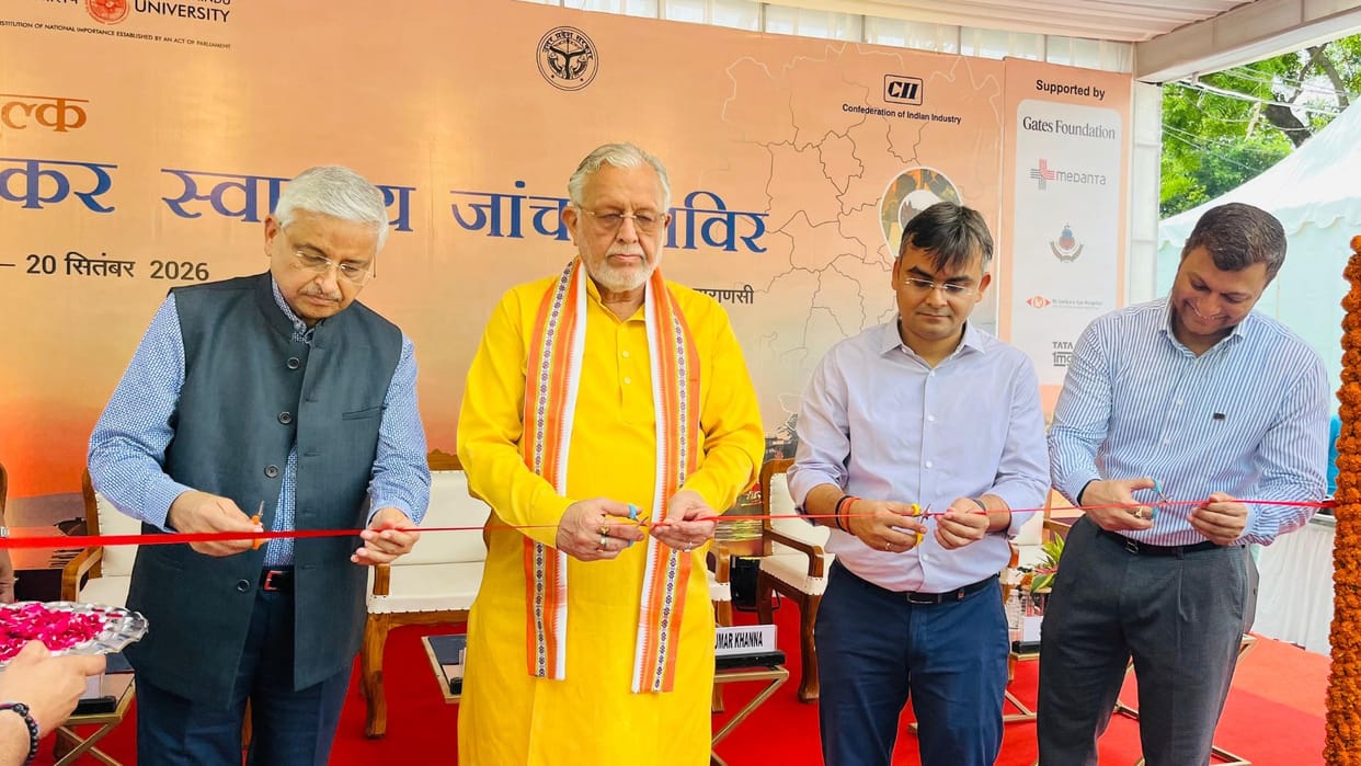 Minister Suresh Khanna inaugurated health camp for weavers in Varanasi