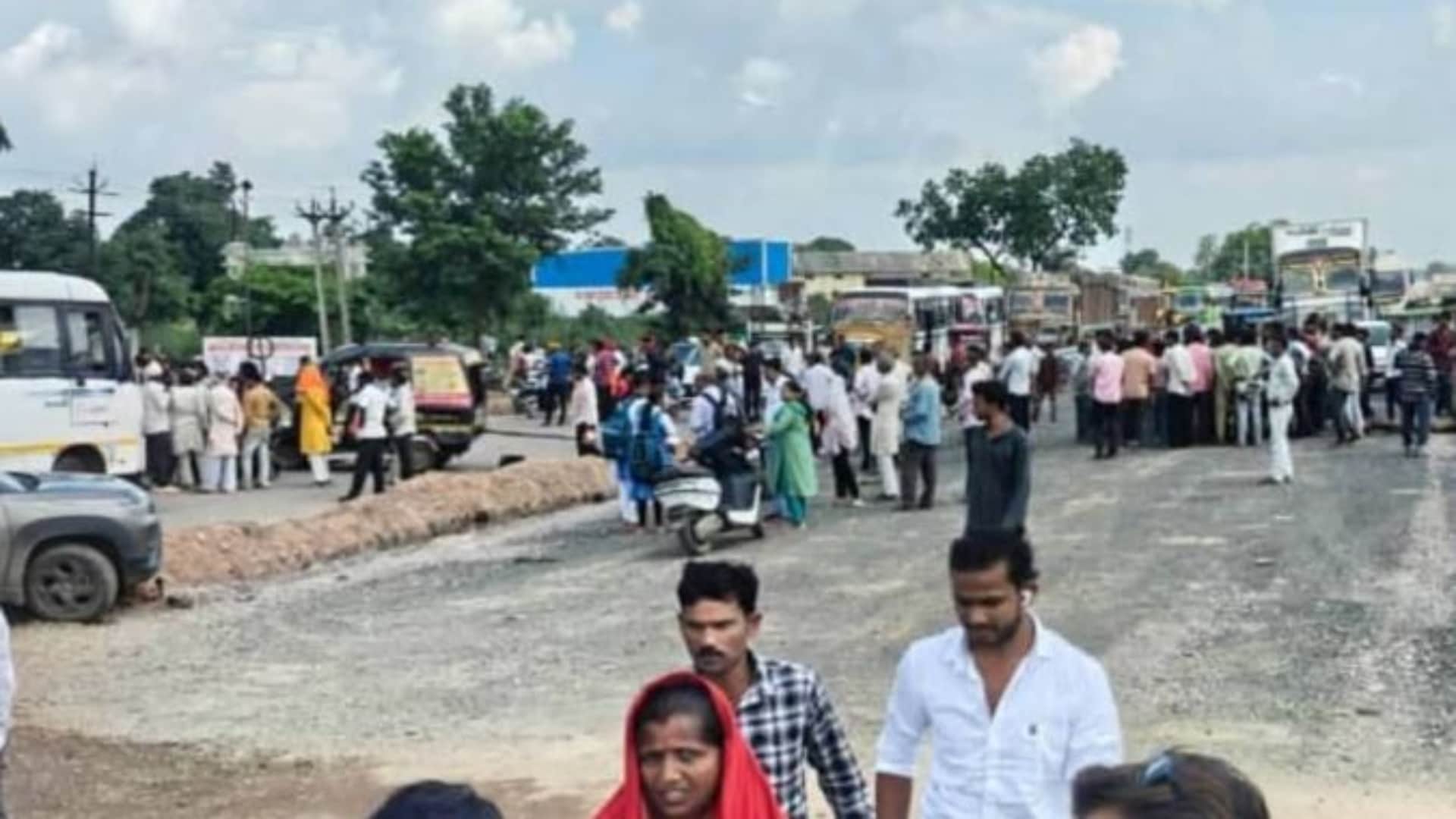हादसे के बाद ग्रामीणों ने हाइवे जाम किया