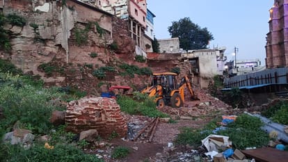 omkareshwar temple trust terminates contractor juna mahal demolition work