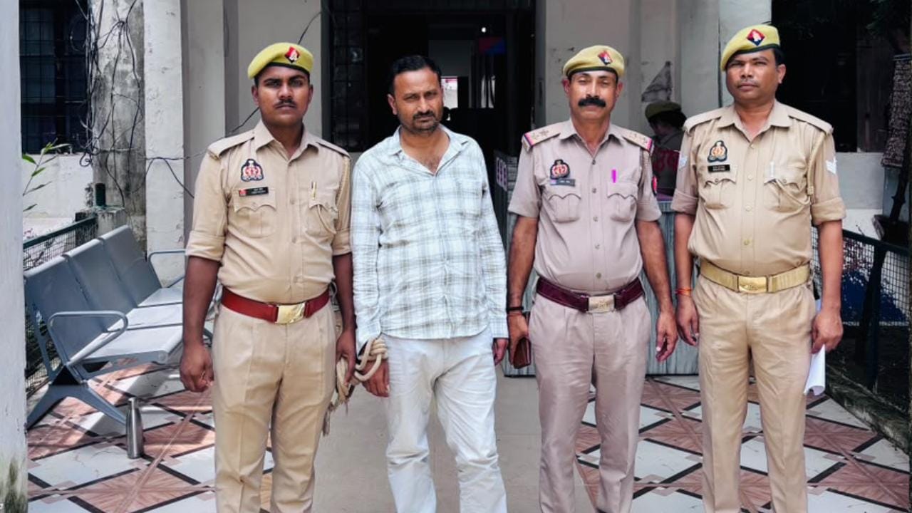 पुलिस गिरफ्त में आरोपी।