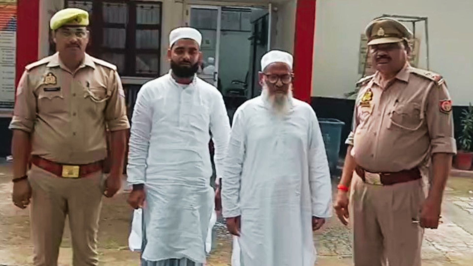 पुलिस की गिरफ्त में आरोपी।