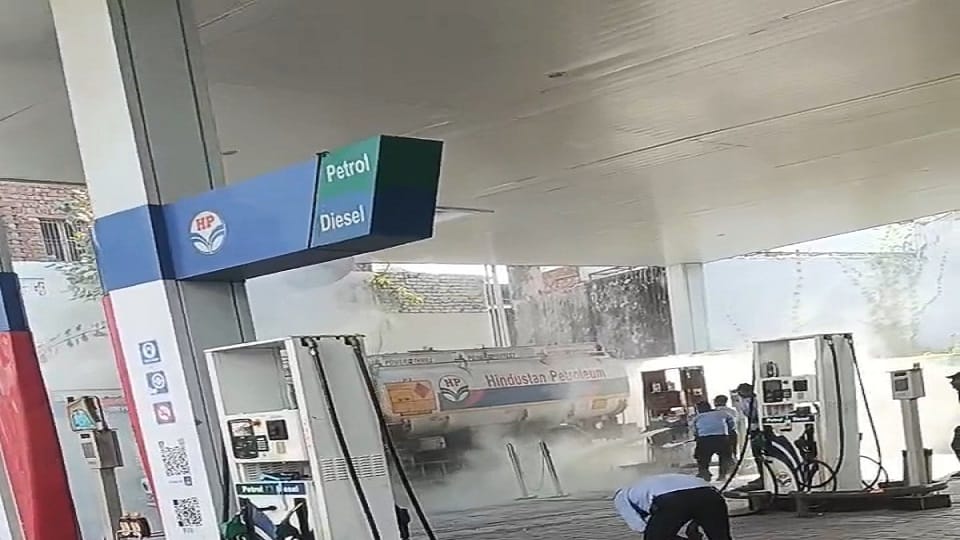 Fire Breaks Out at Petrol Pump Due to Short Circuit: Flames Reach Fuel Tanker