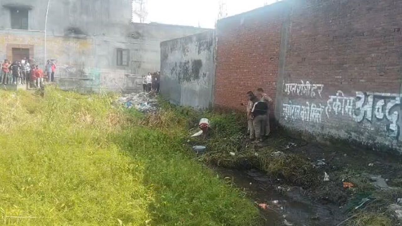 मौके पर जांच करती पुलिस