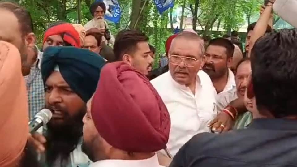 BJP and BSP workers clash in Hoshiarpur former minister Vijay Sampla