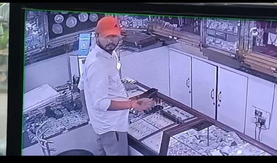 रीता बहुगुणा जोशी के समधी की दुकान से चोरी करता युवक सीसीटीवी में कैद।