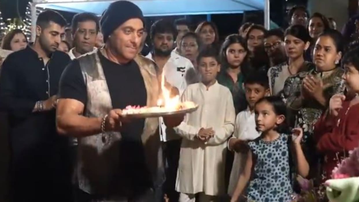 गणपित उत्सव:सलमान उतार रहे थे बप्पा की आरती; बीच में क्यों टोकने लगीं बहन अर्पिता? भाईजान से हो गई थी ये गलती – Salman Khan Participated In Aarti At His Brother And Actor Sohail Khan’s House After Ganpati Visarjan गणपित उत्सव:सलमान उतार रहे थे बप्पा की आरती; बीच में क्यों टोकने लगीं बहन अर्पिता? भाईजान से हो गई थी ये गलती – Salman Khan Participated In Aarti At His Brother And Actor Sohail Khan’s House After Ganpati Visarjan