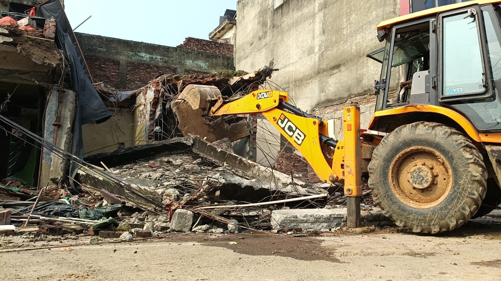 Meerut Central Market Demolition: JCB Falls Short, Poclain Machine Used to Demolish Building Parts