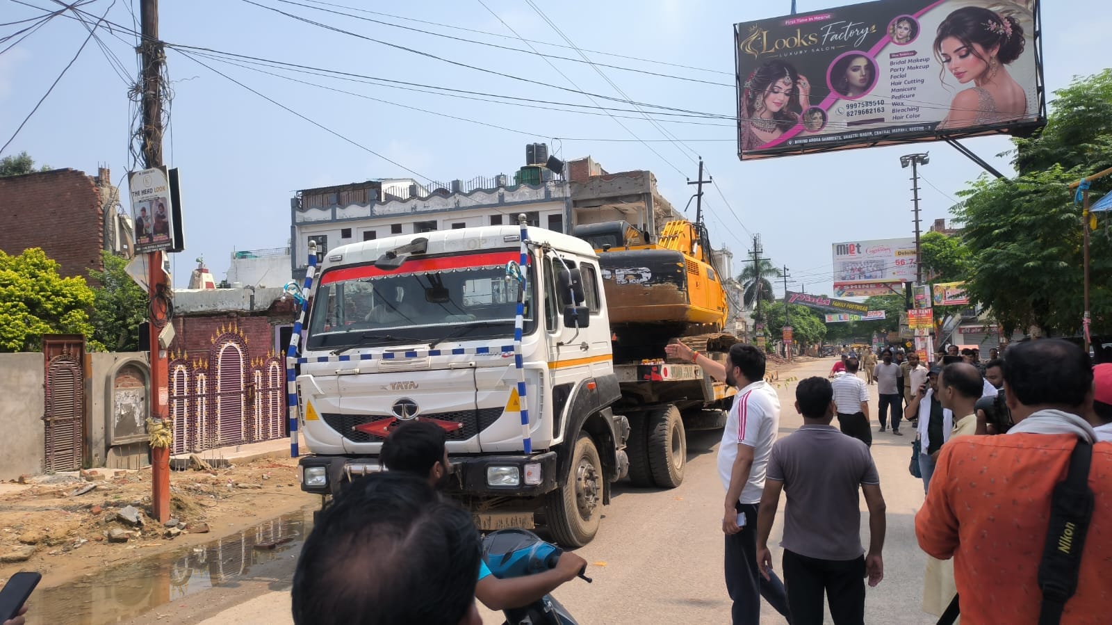 Meerut Central Market Demolition: JCB Falls Short, Poclain Machine Used to Demolish Building Parts