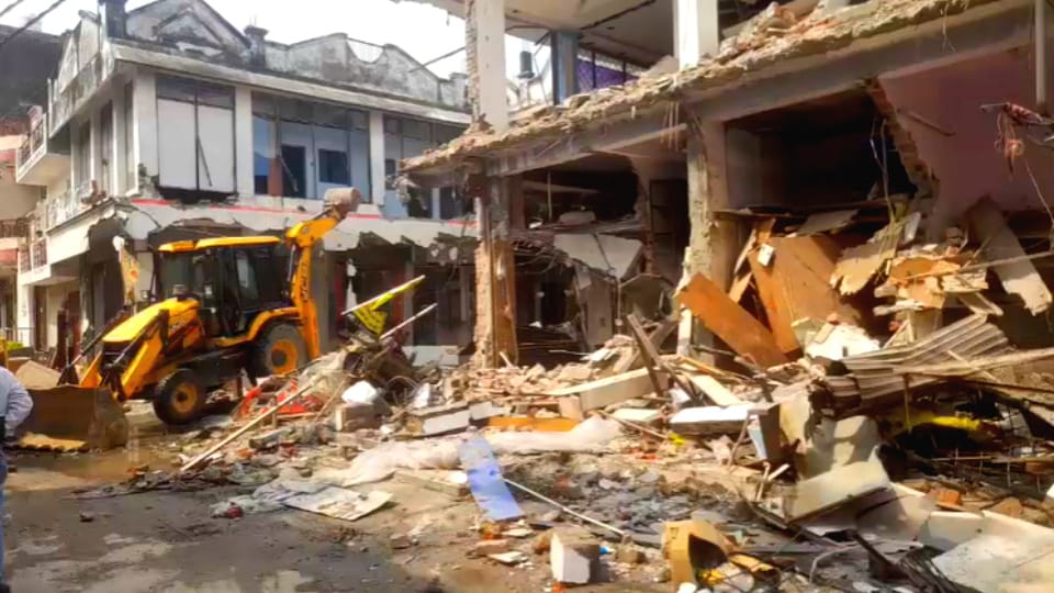 Meerut Central Market Demolition: JCB Falls Short, Poclain Machine Used to Demolish Building Parts