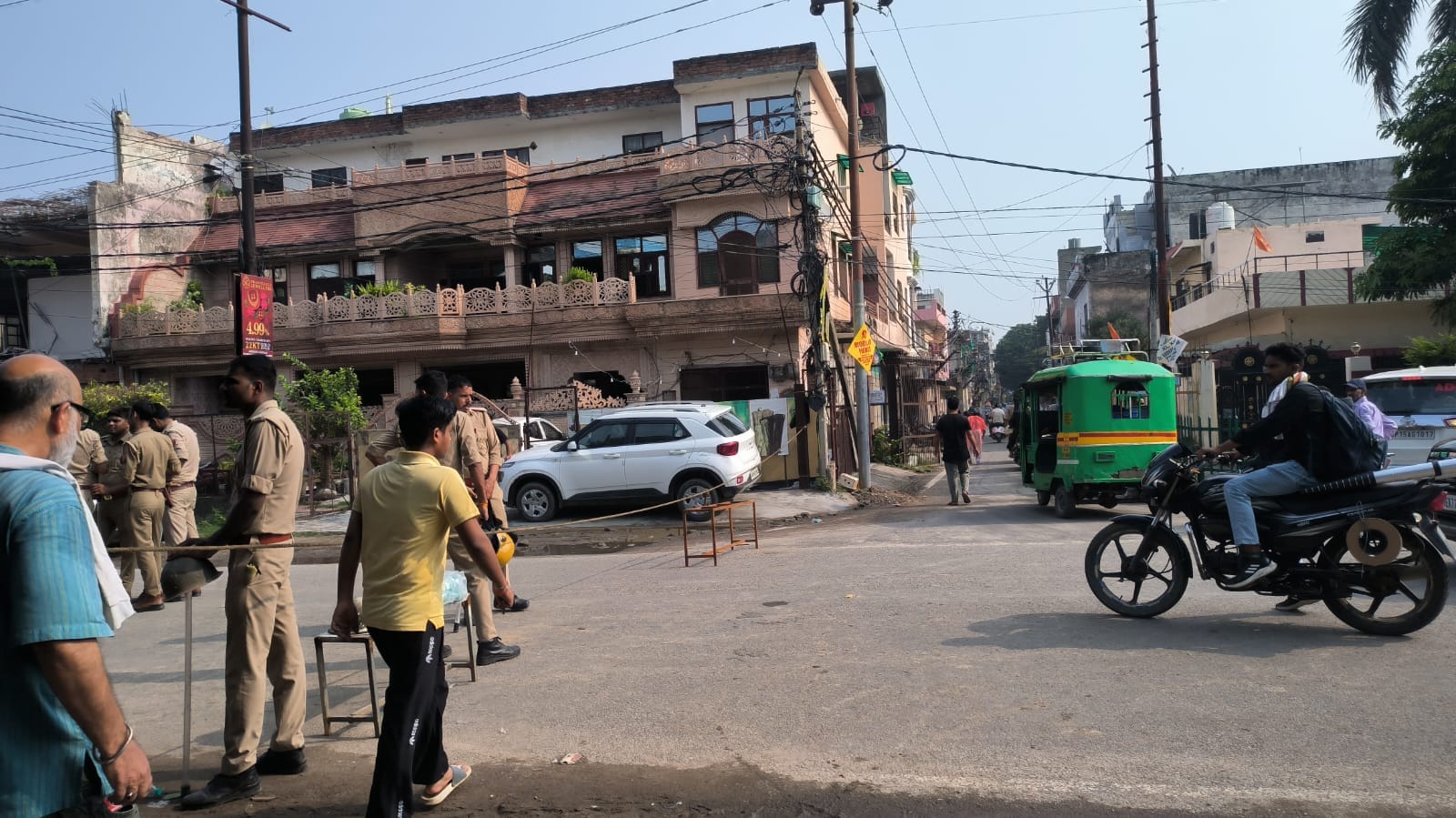 Meerut Central Market Demolition: JCB Falls Short, Poclain Machine Used to Demolish Building Parts