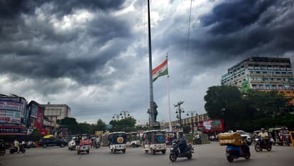 सिविल लाइंस सुभाष चौराहे पर कुछ इस तरह दिखा मौसम का नजारा।