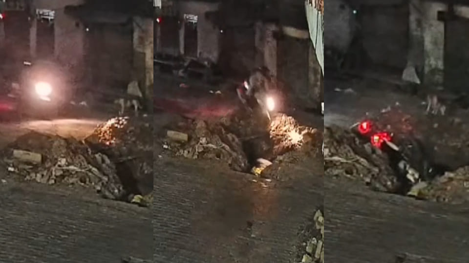 Kanpur: Open sewer pit on road; delivery boy falls in with bike, sustains serious injuries