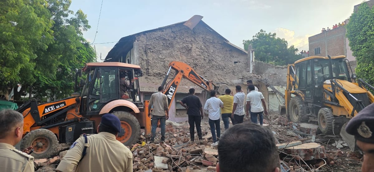 इंदौर: इंदौर के समीप सांवेर में पुराने मकान की दीवार गिरी, तीन की मौत