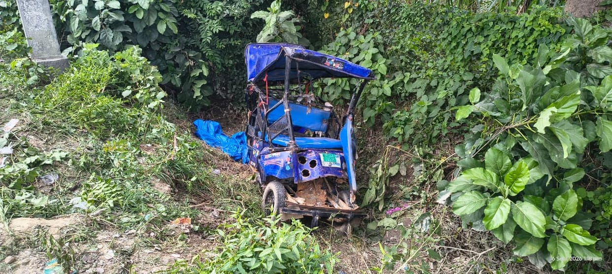 Sitapur: Roadways bus rams into auto-rickshaw; driver killed, mother and daughter injured.
