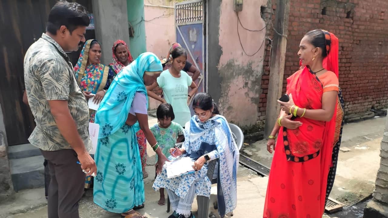 स्टॉक रजिस्टर का मिलान करतीं पूर्ति निरीक्षक शिखा पांडेय।
