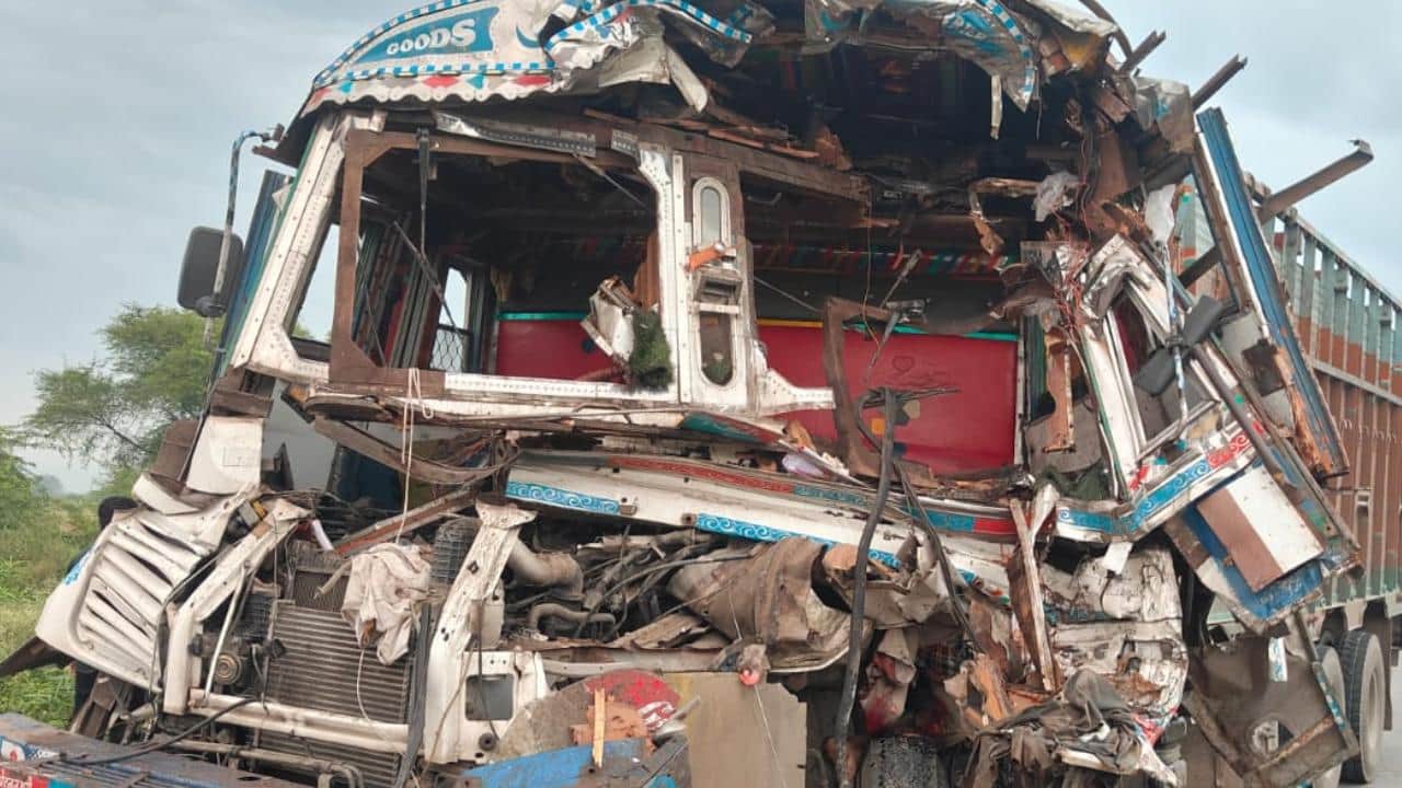 दुर्घटना के बाद हाईवे पर खड़ा क्षतिग्रस्त ट्रक।
