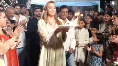 Salman Khan participated in aarti at his brother and actor Sohail Khan's house after Ganpati Visarjan