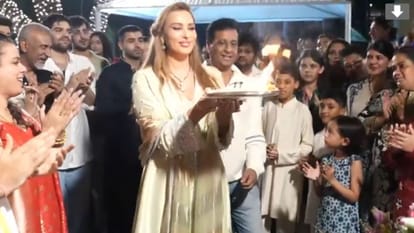 Salman Khan participated in aarti at his brother and actor Sohail Khan's house after Ganpati Visarjan