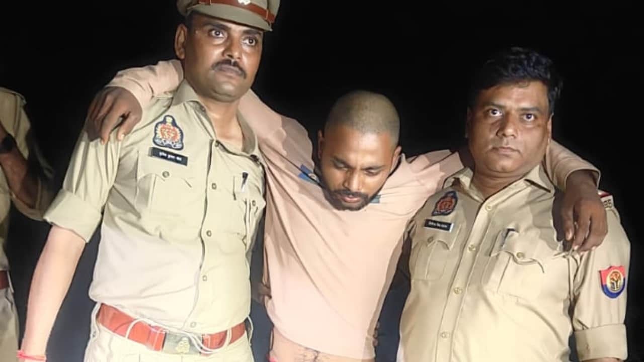 घायल आरोपी को लेकर जाते पुलिसकर्मी