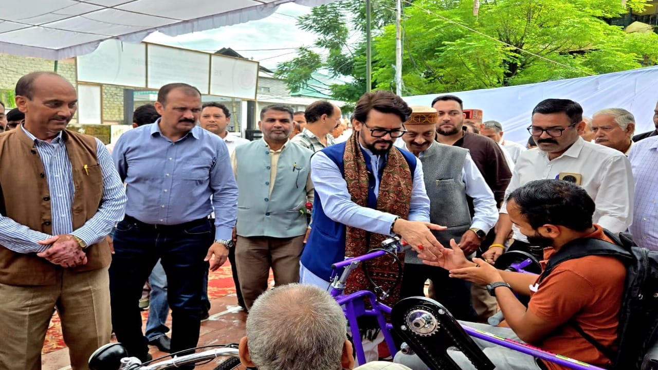 हमीरपुर में बुजुर्गों व दिव्यांगों से मिले सांसद अनुराग सिंह ठाकुर।