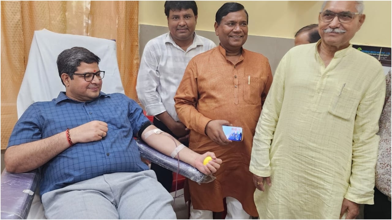मंडलायुक्त ने किया रक्तदान