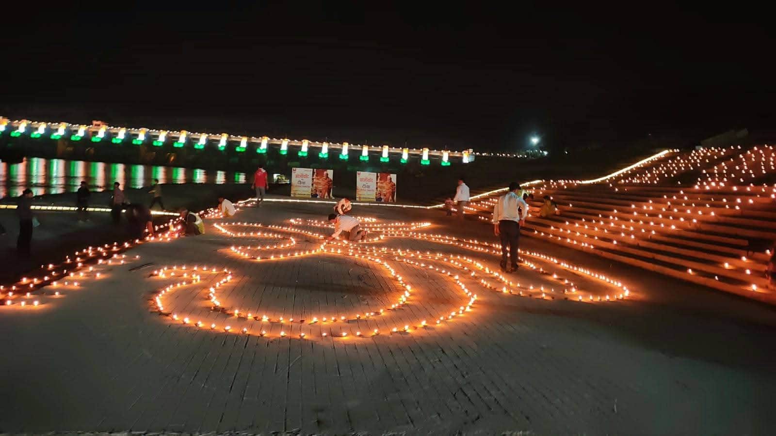 ब्रह्मपुरी घाट पर दीपों से बनाए गए ॐ के आकार ने लोगों का विशेष ध्यान आकर्षित किया।
