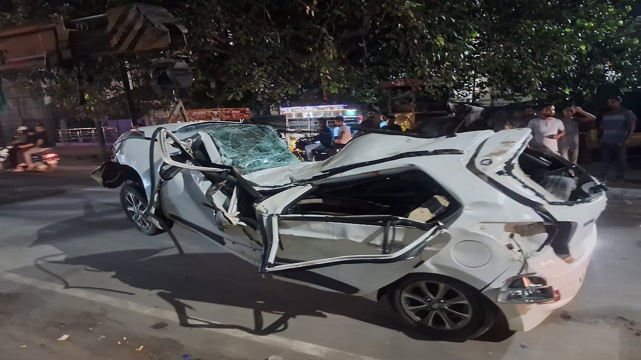 बुरी तरह क्षतिग्रस्त हुई कार