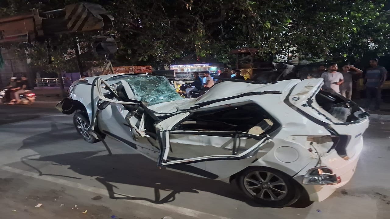 बुरी तरह क्षतिग्रस्त हुई कार
