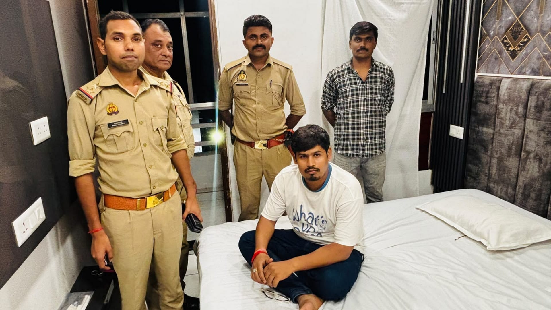 डीएलएड संघ के अध्यक्ष रजत सिंह को पुलिस ने लिया हिरासत में।