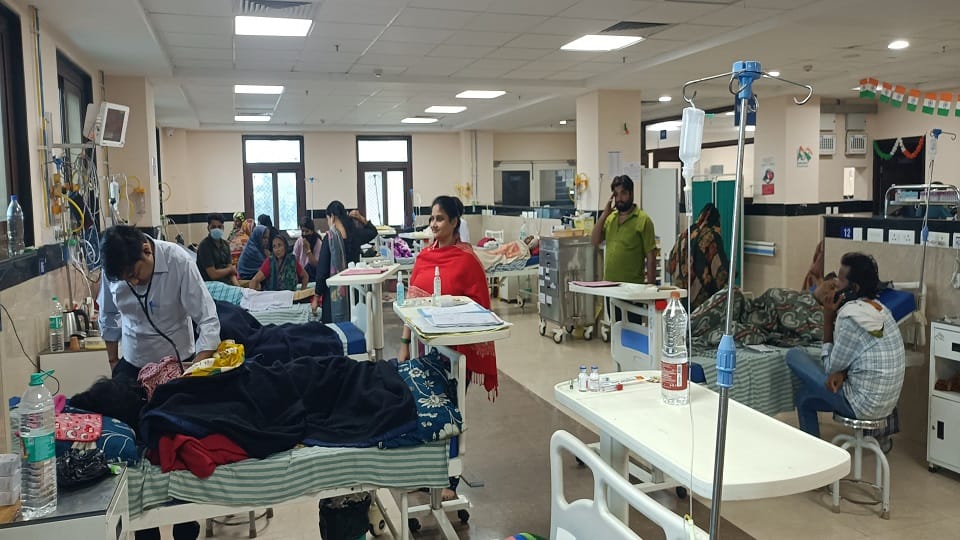 एसएन मेडिकल कॉलेज में डायलिसिस कराने के लिए मारामारी