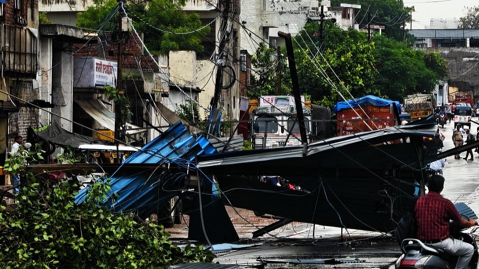 Tin shed collapses on highway due to heavy rain and a storm in Agra