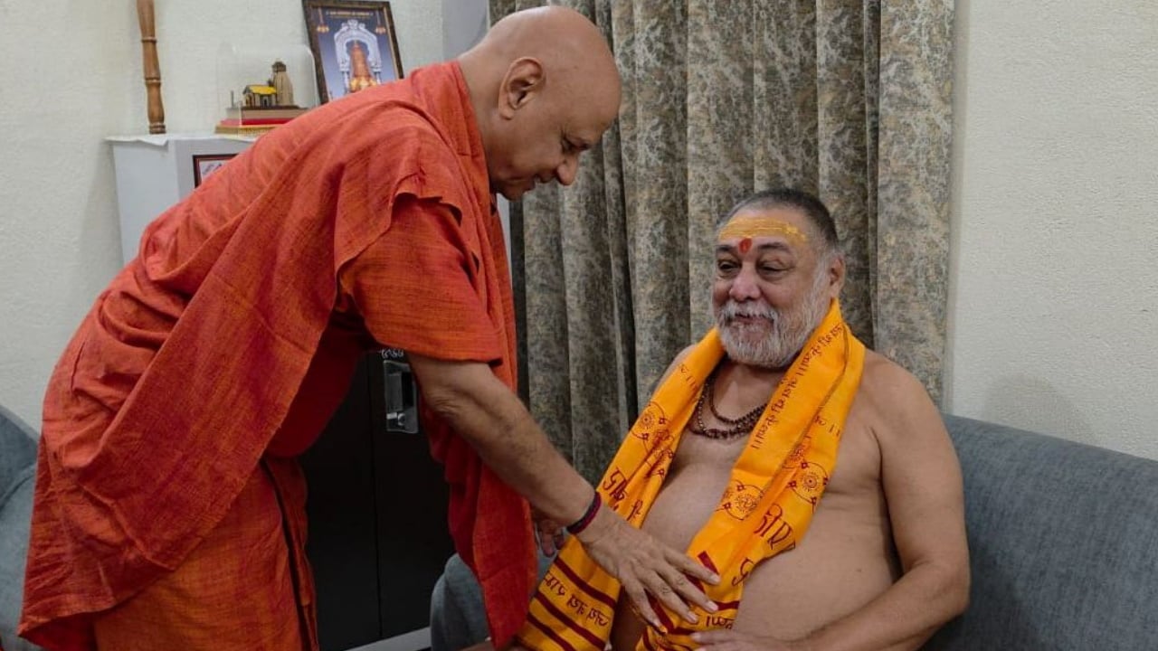 जगद्गुरु शंकराचार्य स्वामी राजराजेश्वराश्रम महाराज से मिलते श्रीराम जन्मभूमि ट्रस्ट के महासचिव स्वामी गोविंद देव गिरी महाराज ।