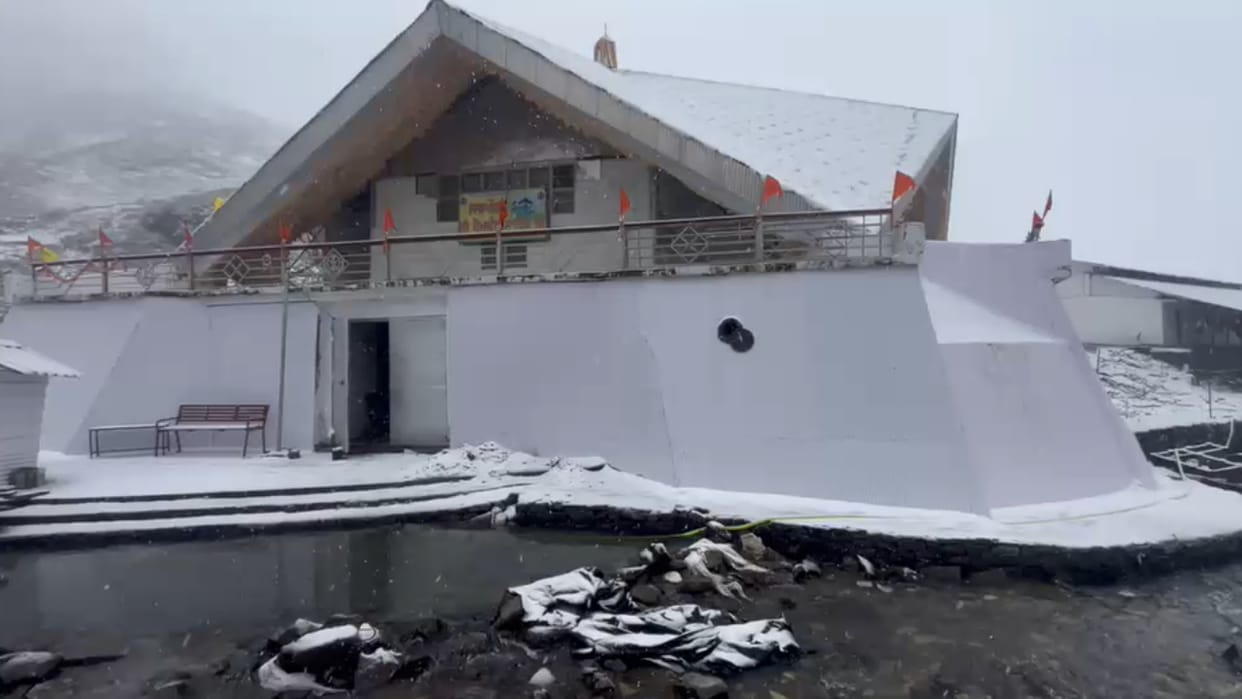 Hemkund Sahib Sees Season First Snowfall Heavy Rain in Kedarnath Valley Uttarakhand Weather News Updates