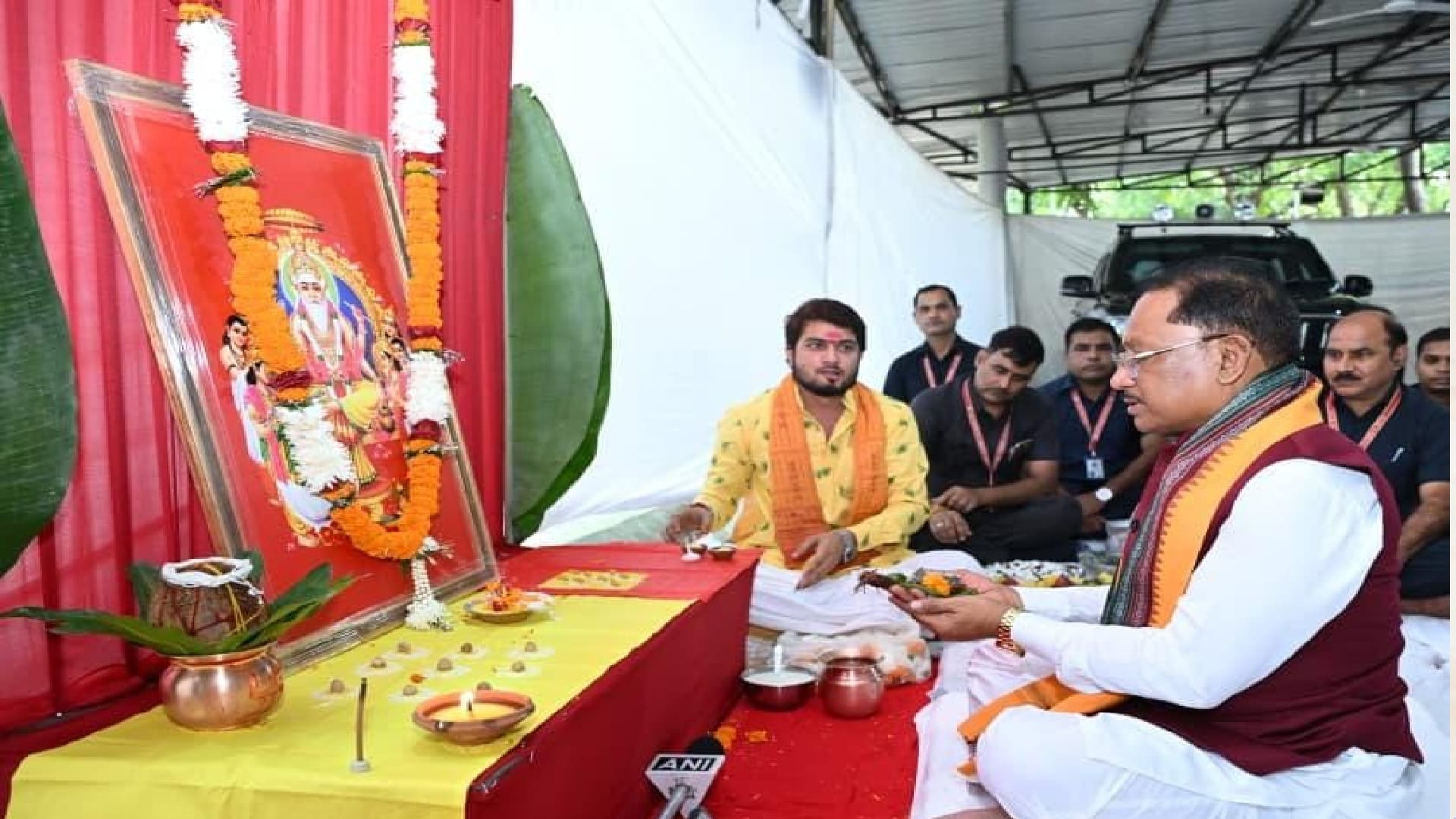 मुख्यमंत्री विष्णुदेव साय ने भगवान विश्वकर्मा की पूजा की।