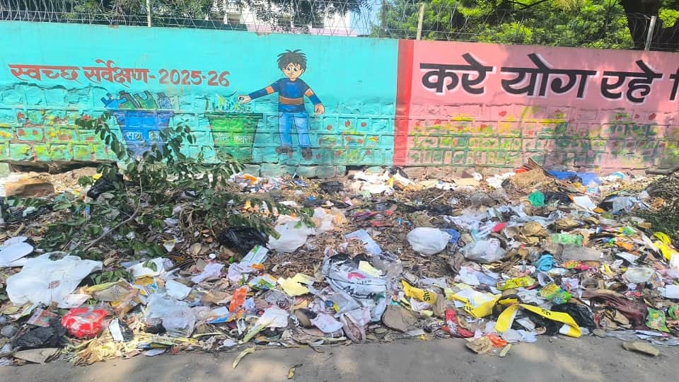 जहां से हटाया डलाबघर, फिर वहीं लगा कूड़े का ढेर