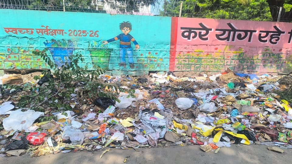 जहां से हटाया डलाबघर, फिर वहीं लगा कूड़े का ढेर