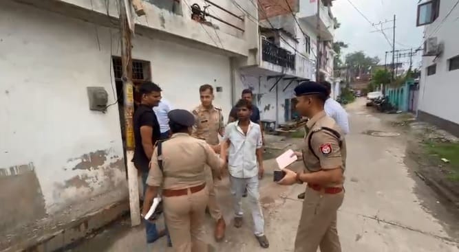 Kanpur Raid conducted at drug smuggler house 10 kg of cannabis and 100 grams of smack seized accused  arrested