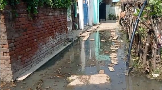 Kanpur Cleanliness claims exposed in Ishwariganj lanes flooded with filthy sewer water the stench and muck