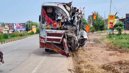क्षतिग्रस्त बस