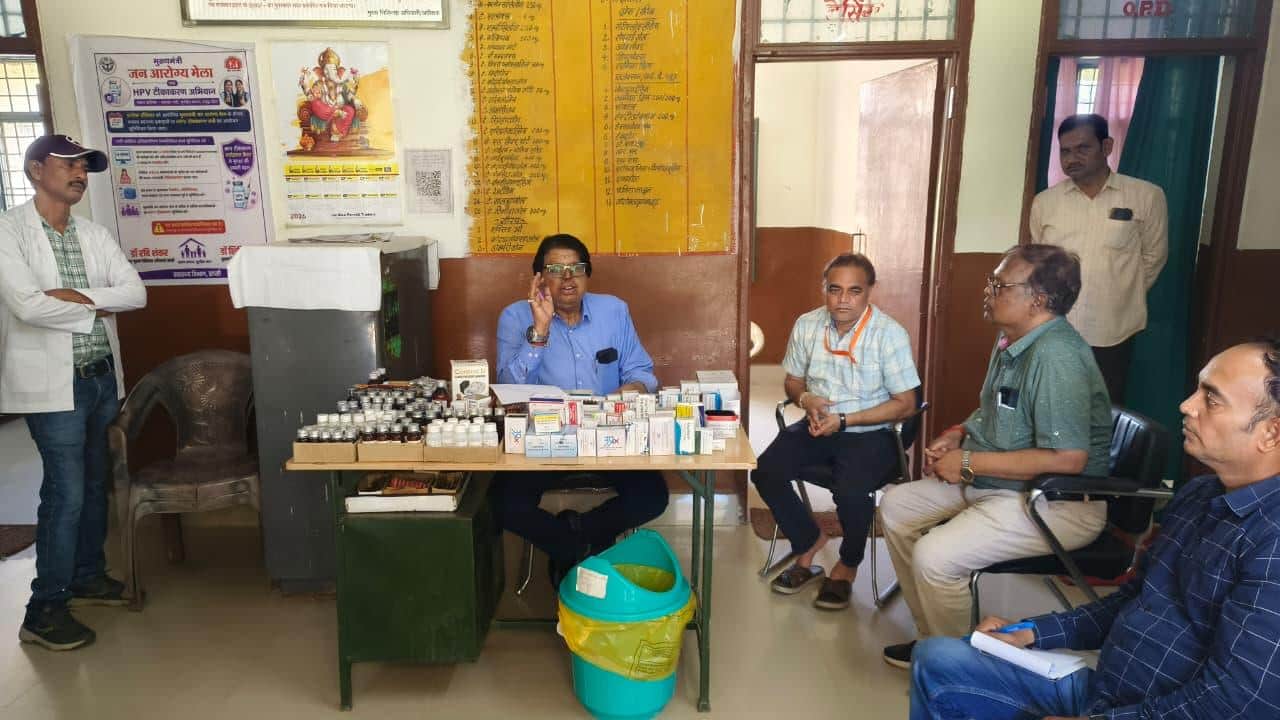 कटेरा पीएचसी में सीएमओ डॉ. शिशिर पुरी।