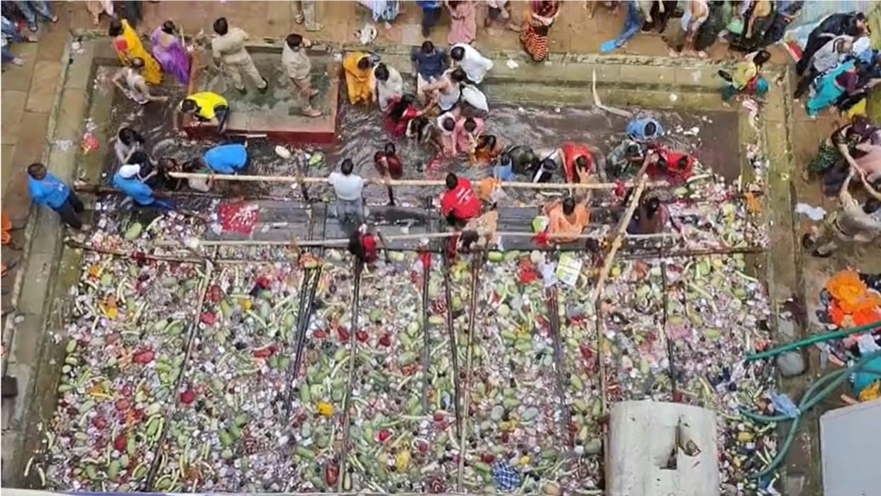 devotees couples took dip in Lolark Kund with wish of begetting child in varanasi