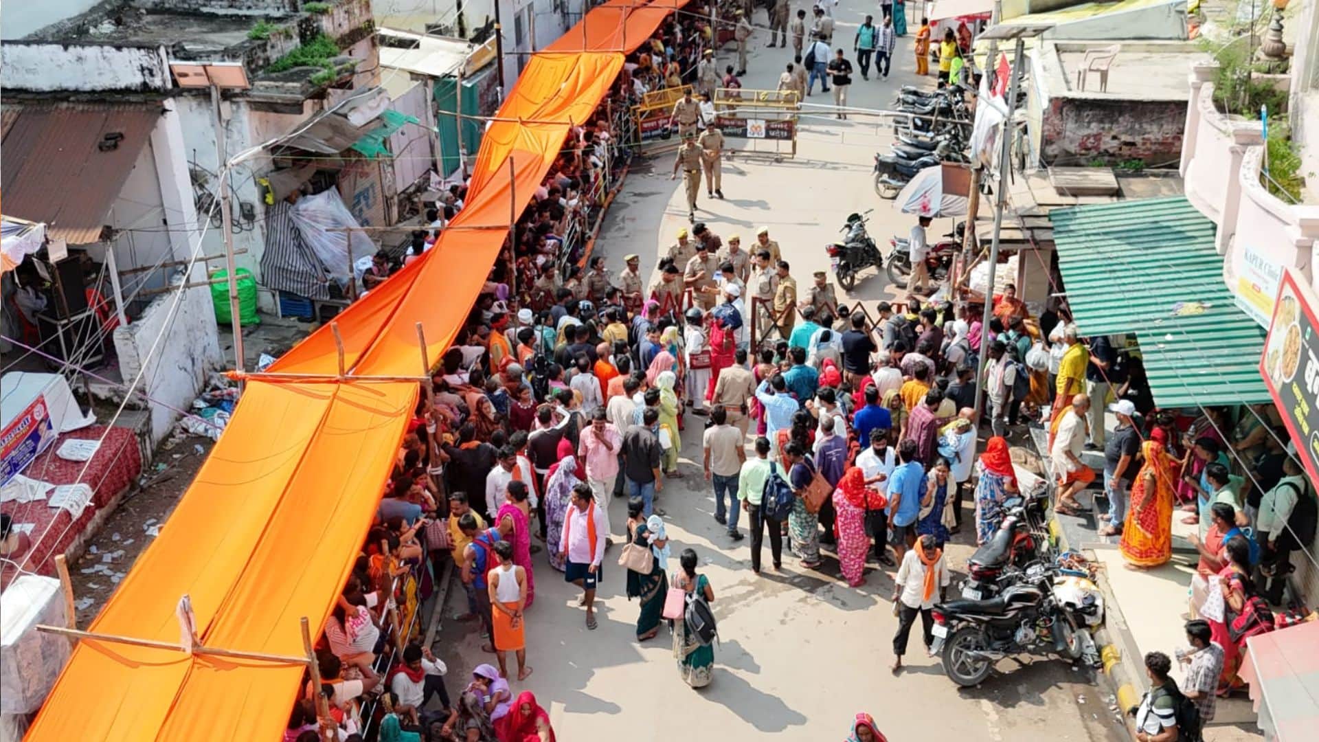 devotees couples took dip in Lolark Kund with wish of begetting child in varanasi
