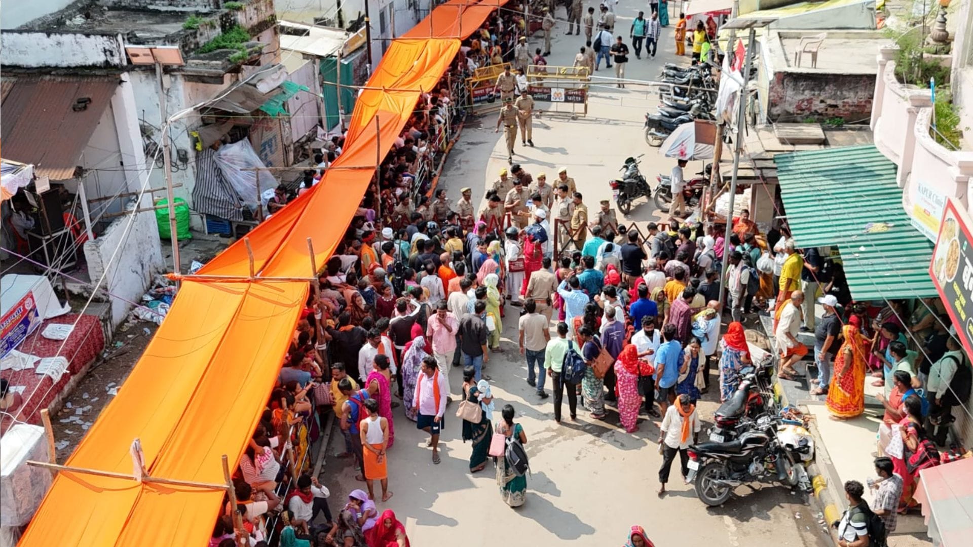 devotees couples took dip in Lolark Kund with wish of begetting child in varanasi
