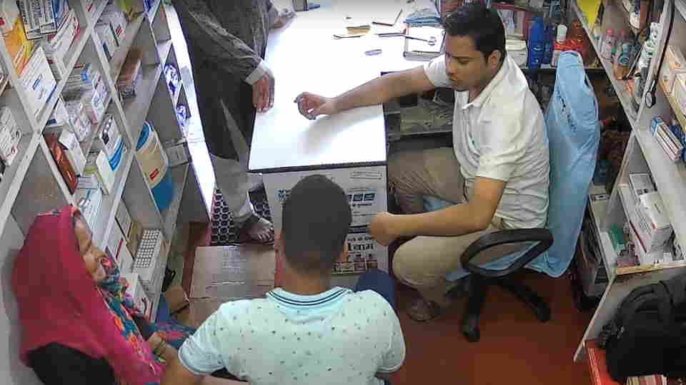 Karnaprayag Man suddenly Fall at medical shop after suffering heart attack owner saves his life by CPR