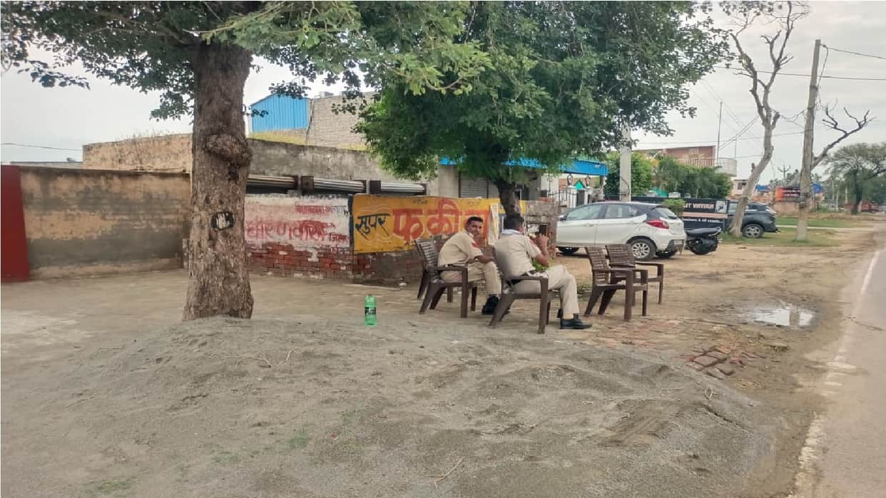 Stone-pelting occurred in Hisar's Kamri village over the encroachment of a street, leading to a tense situatio