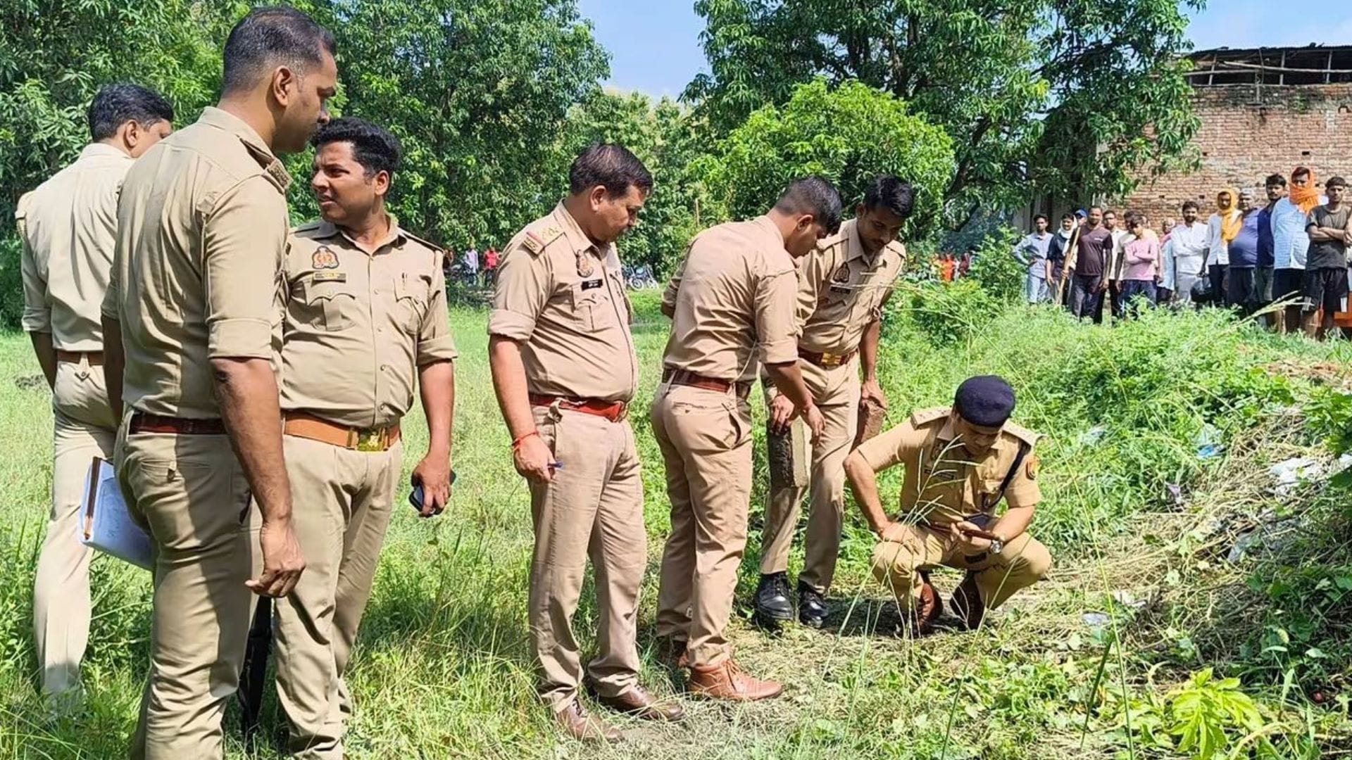 मौके पर छानबीन करती पुलिस